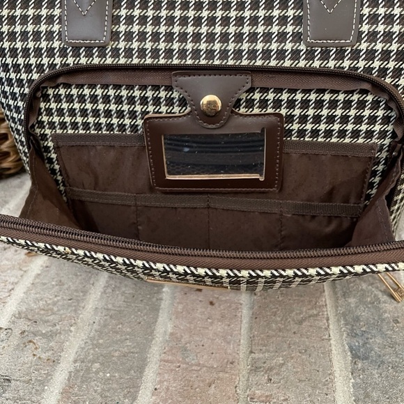 London Fog Black and White Travel Bag - Picture 12 of 15